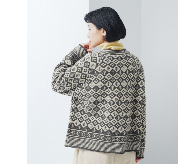 ソフトウールジャカードクルーネックカーディガン（チャコール）のバックシルエット