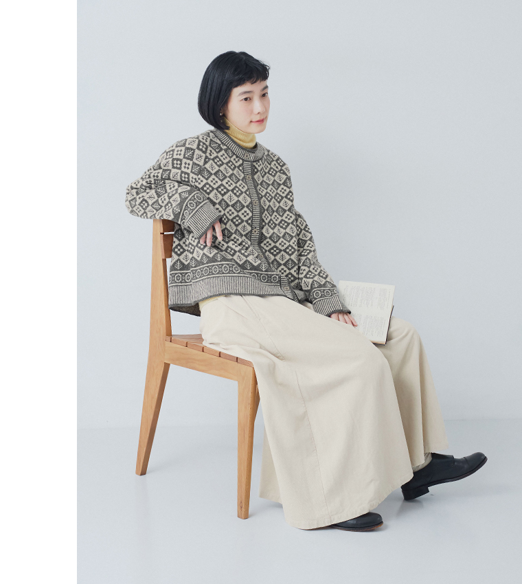 ソフトウールジャカードクルーネックカーディガン（チャコール）ベージュのワイドパンツを合わせた座ったカット
