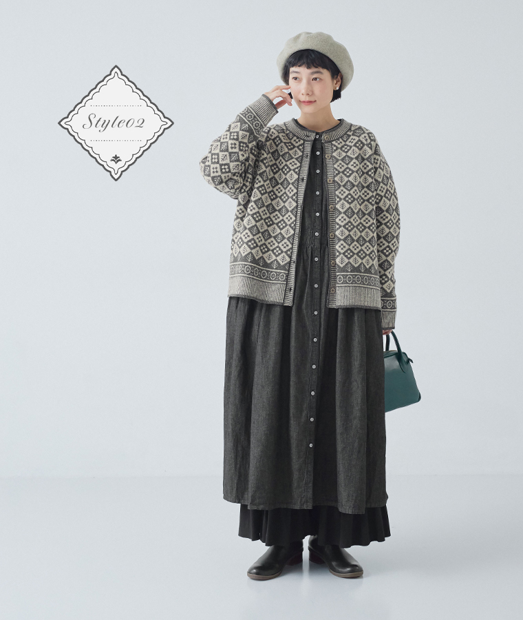 ソフトウールジャカードクルーネックカーディガン（チャコール）のブラックデニムのワンピースを合わせた正面コーディネート