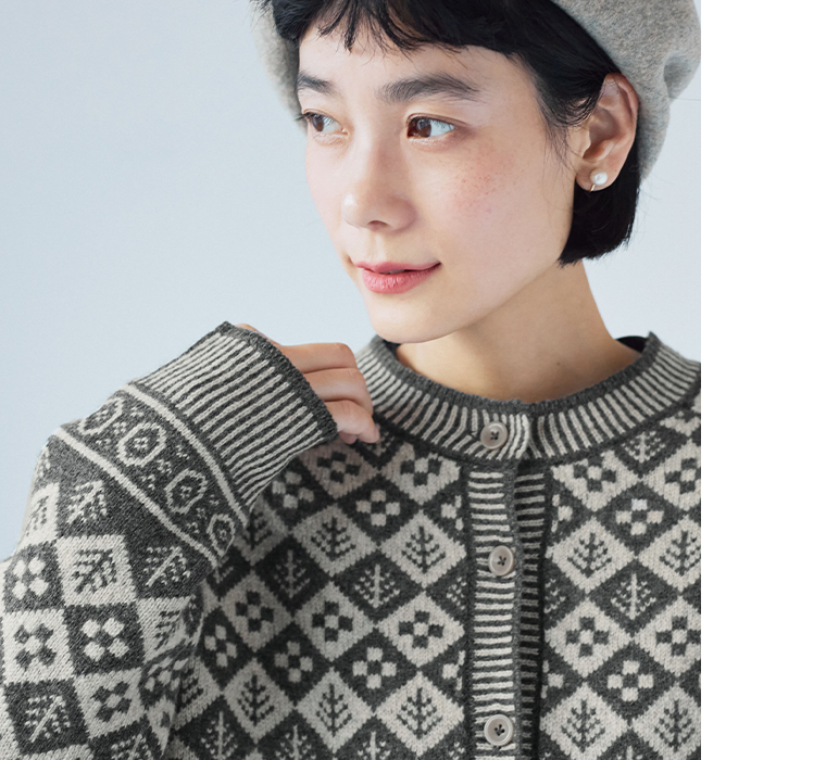 ソフトウールジャカードクルーネックカーディガン（チャコール）の首元と袖口寄りカット
