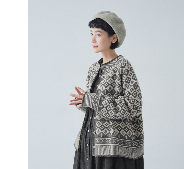 ソフトウールジャカードクルーネックカーディガン（チャコール）のブラックデニムのワンピースを合わせた上半身斜め横カット