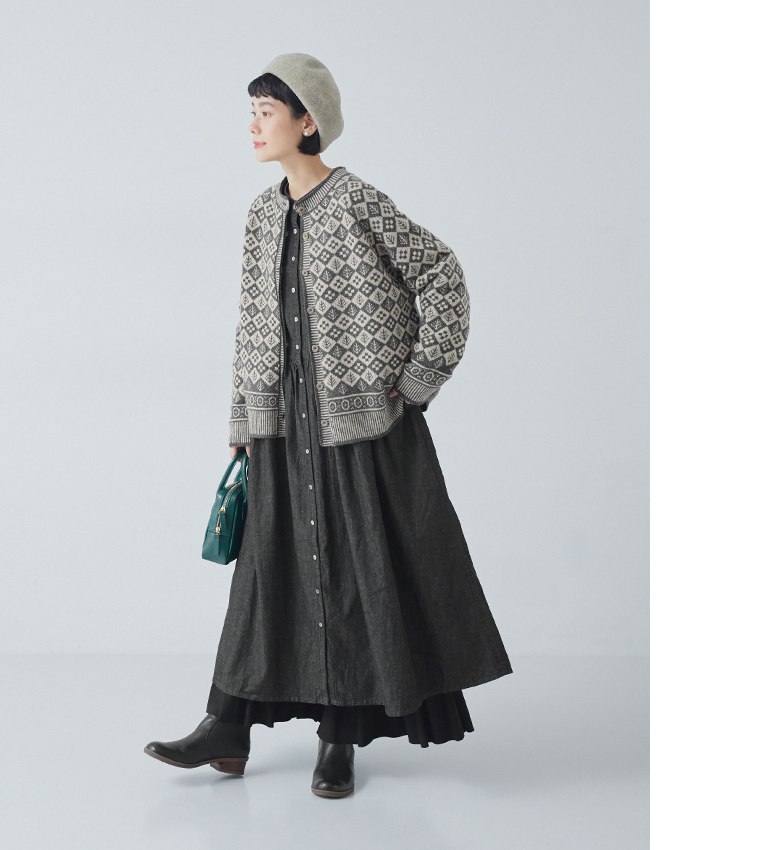 ソフトウールジャカードクルーネックカーディガン（チャコール）のブラックデニムのワンピースを合わせた全身斜め前のカット