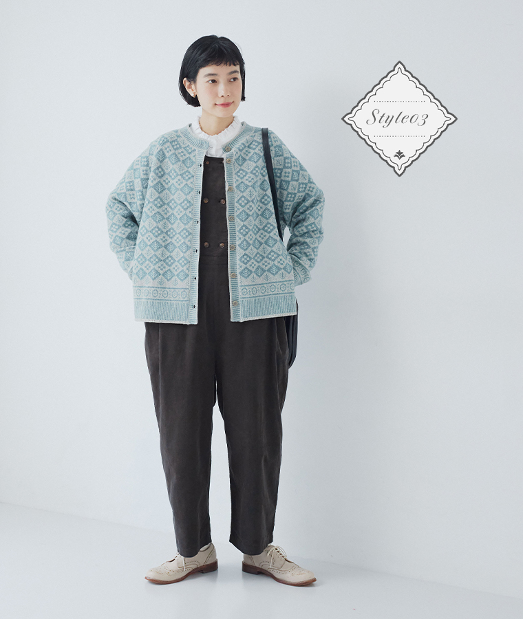 ソフトウールジャカードクルーネックカーディガン（グレーサックス）のブラックのサロペットを合わせた正面コーディネート