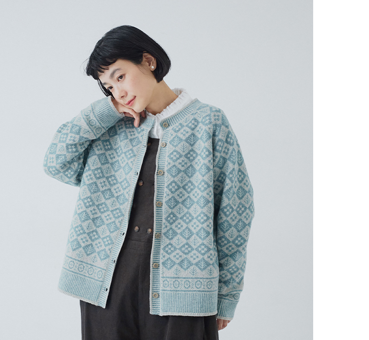 ソフトウールジャカードクルーネックカーディガン（グレーサックス）のブラックのサロペットを合わせた上半身正面カット