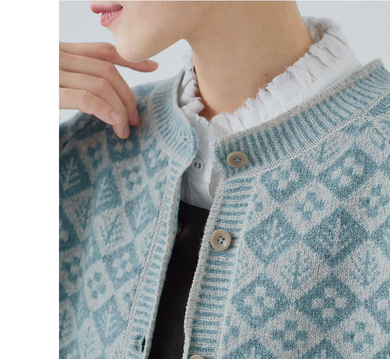 ソフトウールジャカードクルーネックカーディガン（グレーサックス）のブラックのサロペットを合わせた襟元寄りのカット