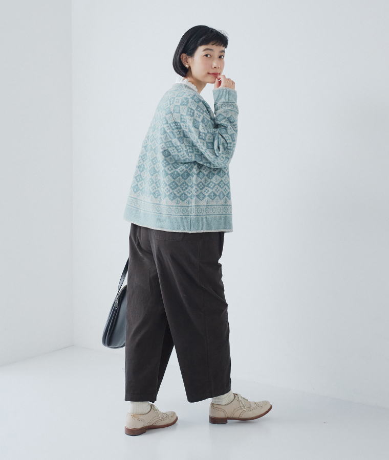 ソフトウールジャカードクルーネックカーディガン（グレーサックス）のブラックのサロペットを合わせた全身斜め後ろのカット