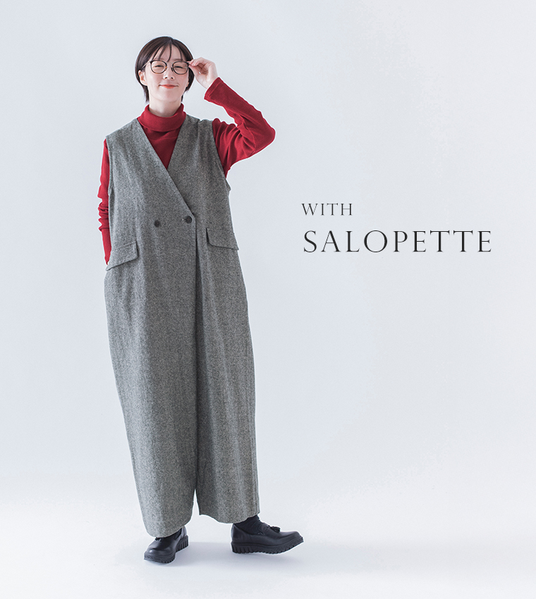 わたしの定番タートルネック（レッド）をサロペットに合わせた全身コーディネート