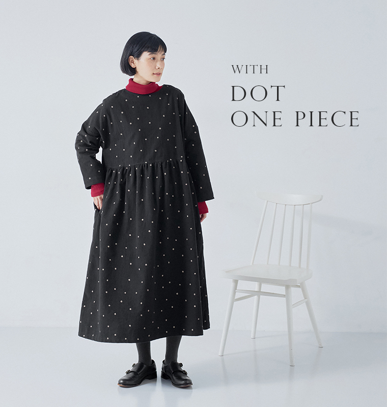 わたしの定番タートルネック（レッド）をドット柄ワンピースに合わせた全身コーディネート