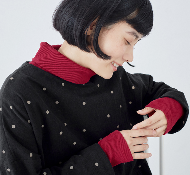 わたしの定番タートルネック（レッド）の首元と袖口のディテール