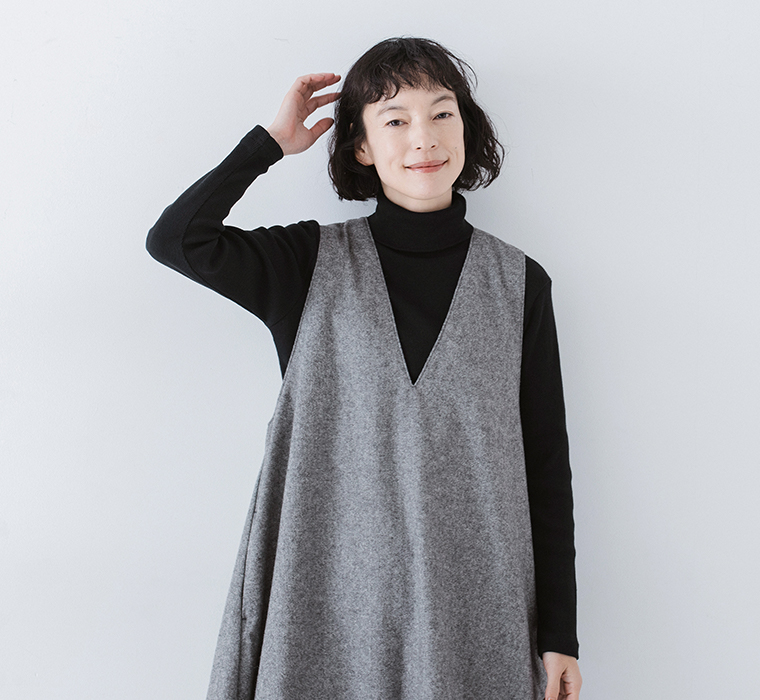 わたしの定番タートルネック（ブラック）をジャンパースカートに合わせた上半身アップ