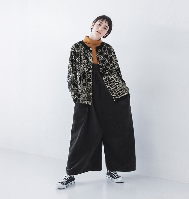 わたしの定番タートルネック（マスタード）をサロペットに合わせた上半身コーディネート