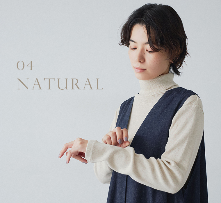 わたしの定番タートルネック（ナチュラル）を着た女性の上半身正面