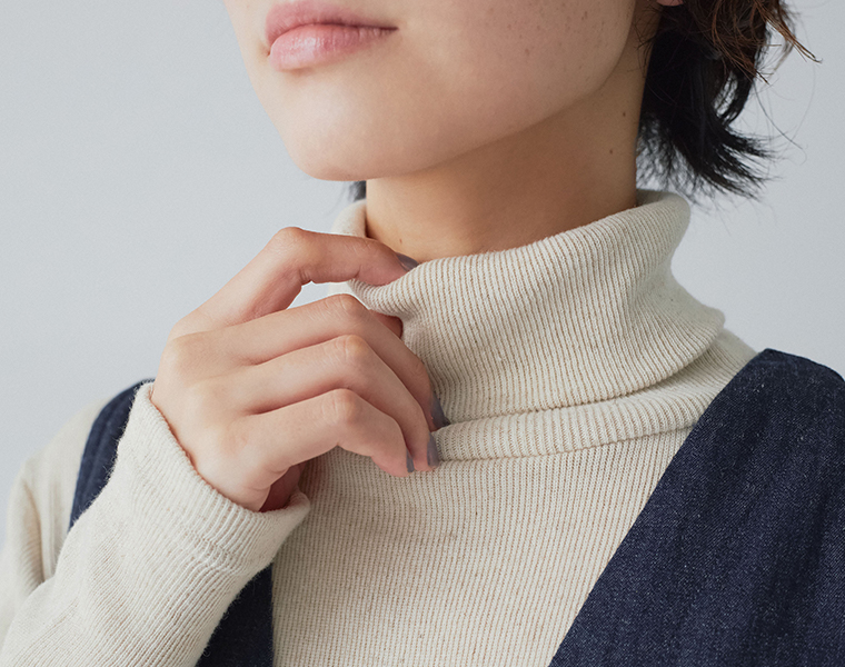 わたしの定番タートルネック（ナチュラル）の首元アップ