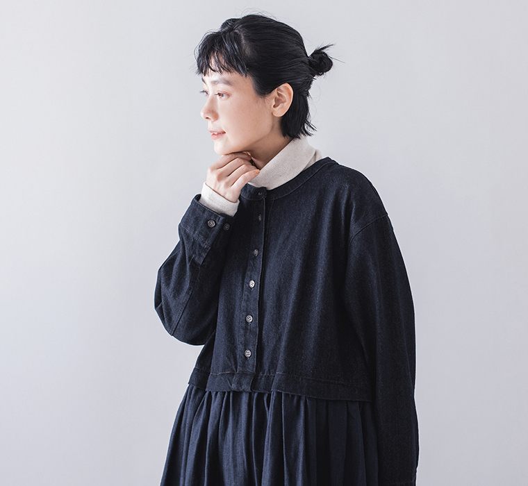 わたしの定番タートルネック（ナチュラル）をデニムワンピースに合わせた上半身コーディネート