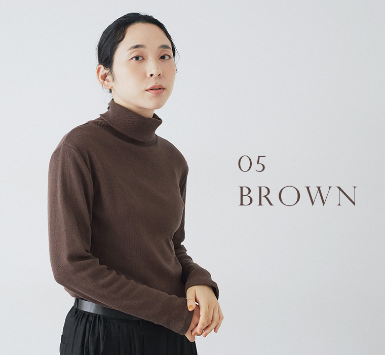 わたしの定番タートルネック（ブラウン）を着た女性のバストアップ