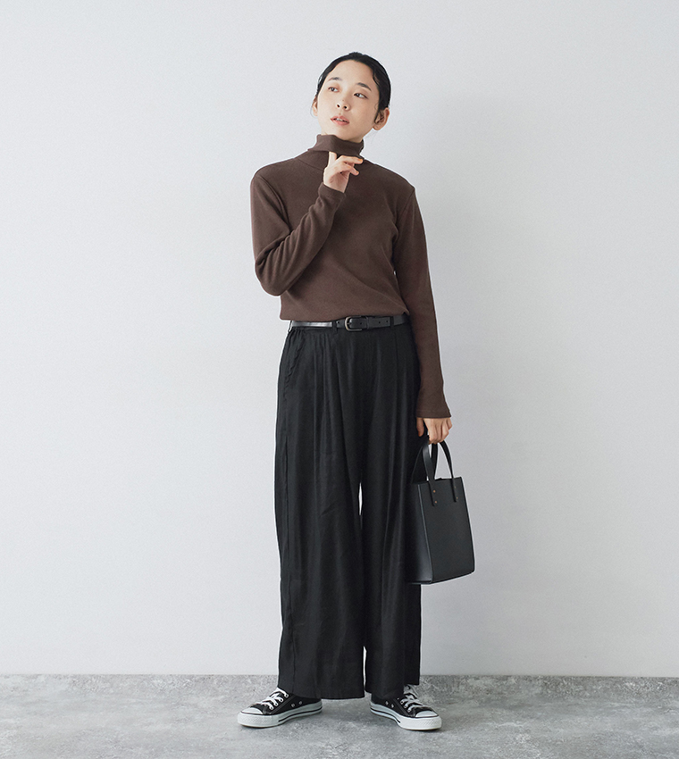 わたしの定番タートルネック（ブラウン）を1枚で着た全身コーディネート