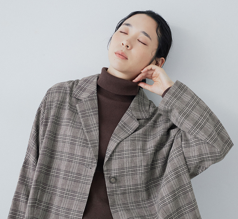 わたしの定番タートルネック（ブラウン）とジャケットの首元アップ