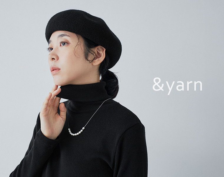 &yarnのわたしの定番タートルネック（ブラック）を着た女性のバストアップ