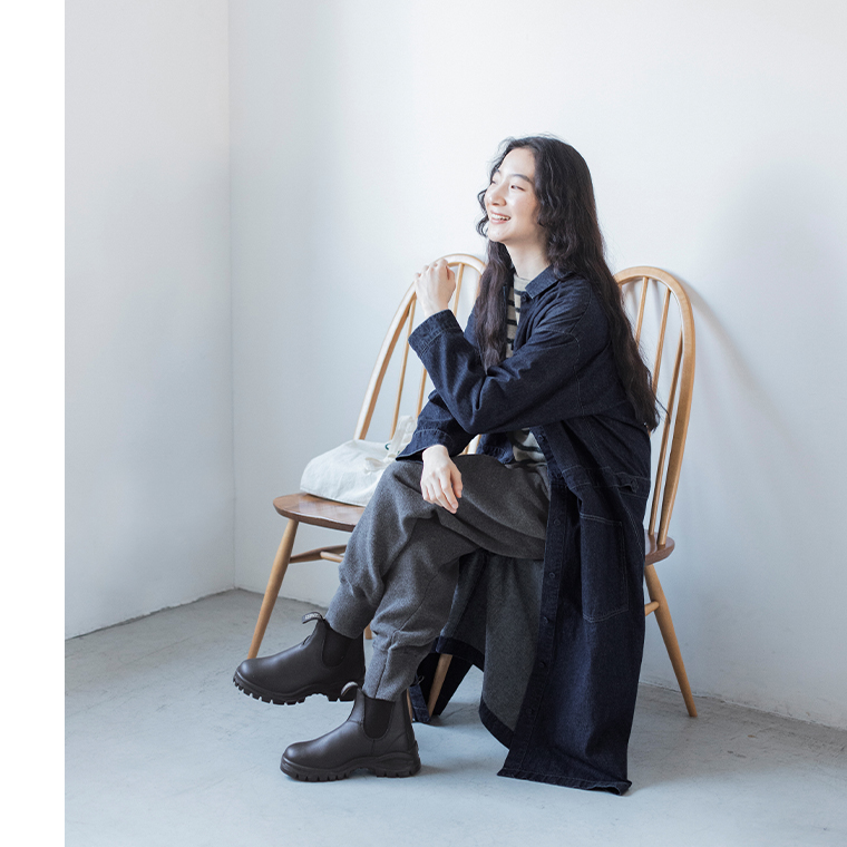 &yarnのコットンニットパンツ（チャコール）のリラックス感ある着用イメージ