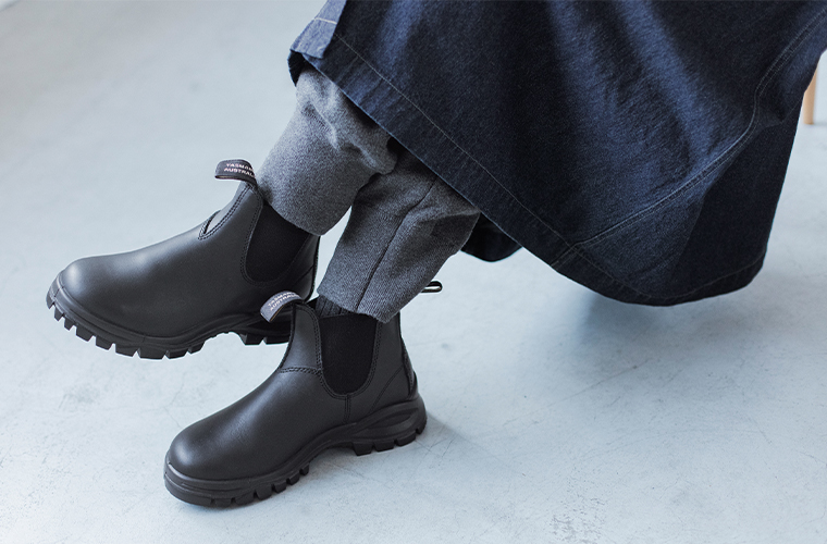 &yarnのコットンニットパンツ（チャコール）の裾リブと足元のコーディネート