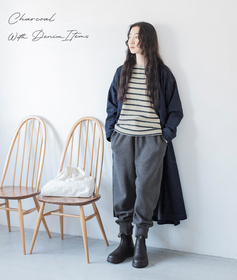 &yarnのコットンニットパンツ（チャコール）をデニムアイテムと合わせたコーディネート
