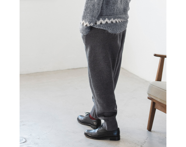 &yarnのコットンニットパンツ（杢グレー）のバックシルエット