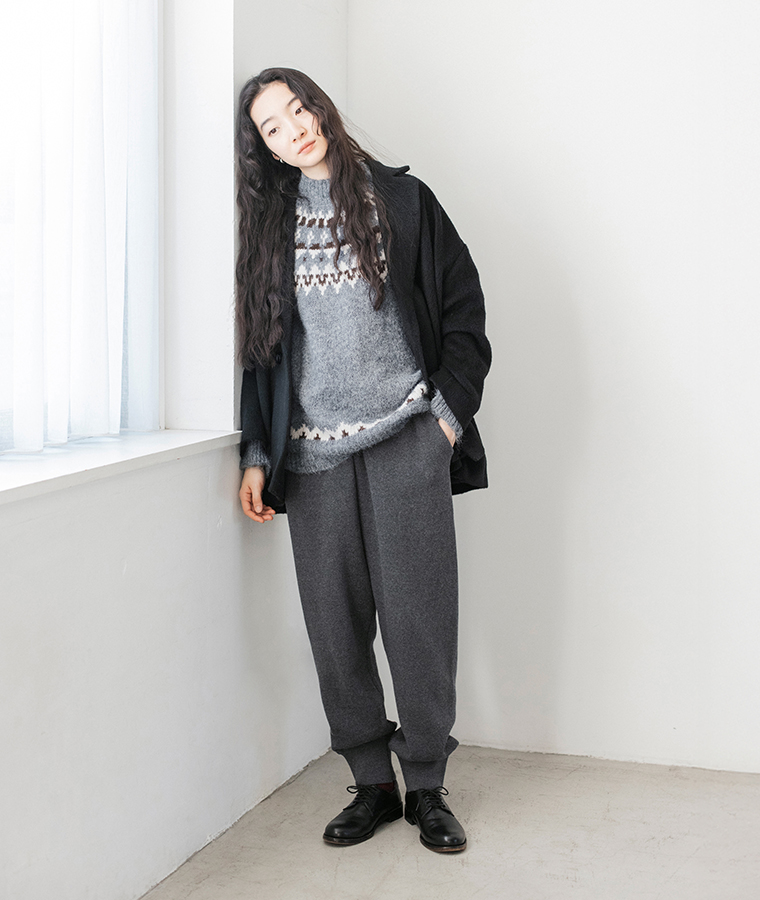 &yarnのコットンニットパンツ（杢グレー）のリラックス感ある着用イメージ