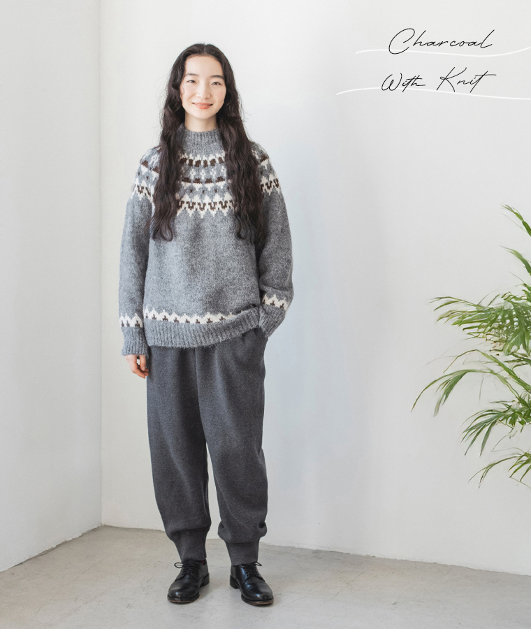 &yarnのコットンニットパンツ（杢グレー）をフーディーと合わせたリラックスコーディネート