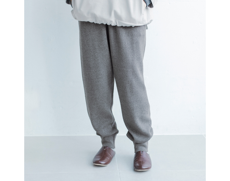 &yarnのコットンニットパンツ（杢グレー）のフロントデザイン