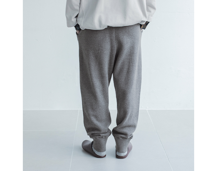 &yarnのコットンニットパンツ（杢グレー）のバックシルエット
