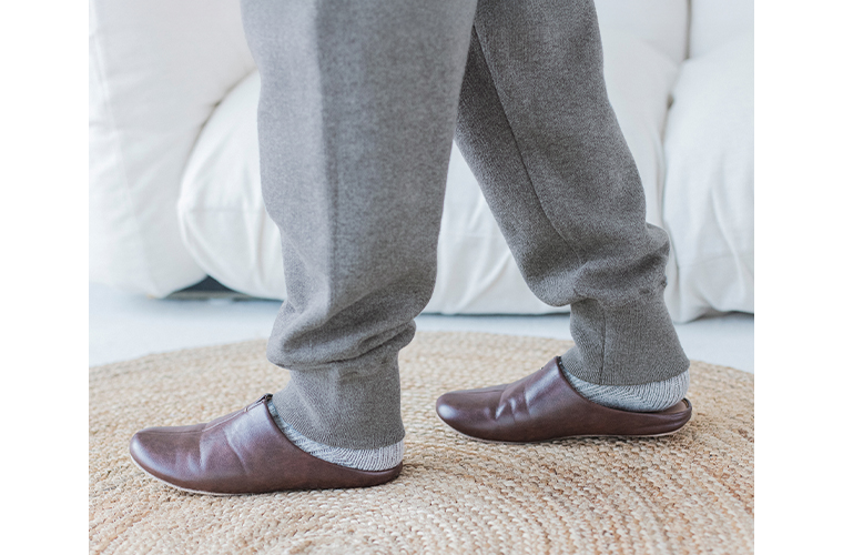 &yarnのコットンニットパンツ（杢グレー）の裾リブと足元のディテール