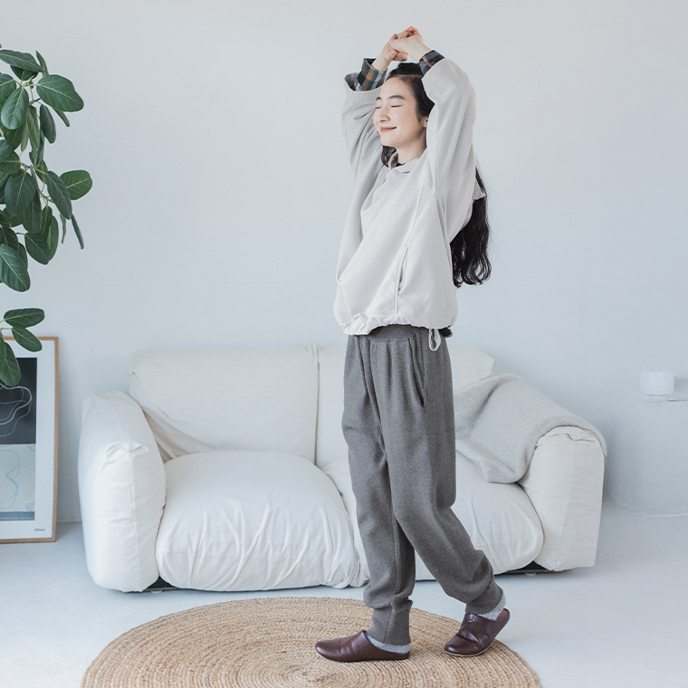 &yarnのコットンニットパンツ（杢グレー）のリラックス感ある着用イメージ