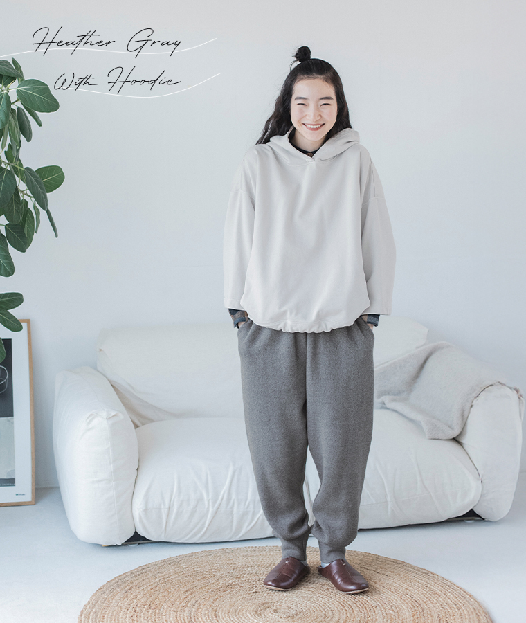 &yarnのコットンニットパンツ（杢グレー）をフーディーと合わせたリラックスコーディネート
