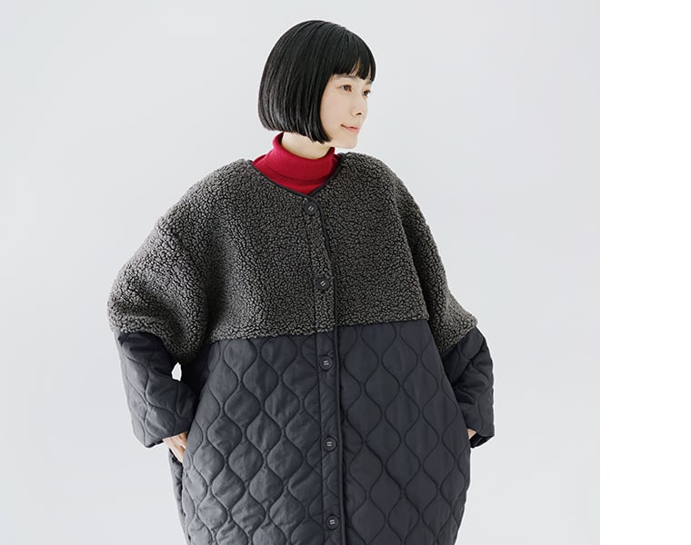 別注｜ボアキルトノーカラーコクーンコート（チャコール）の上半身正面