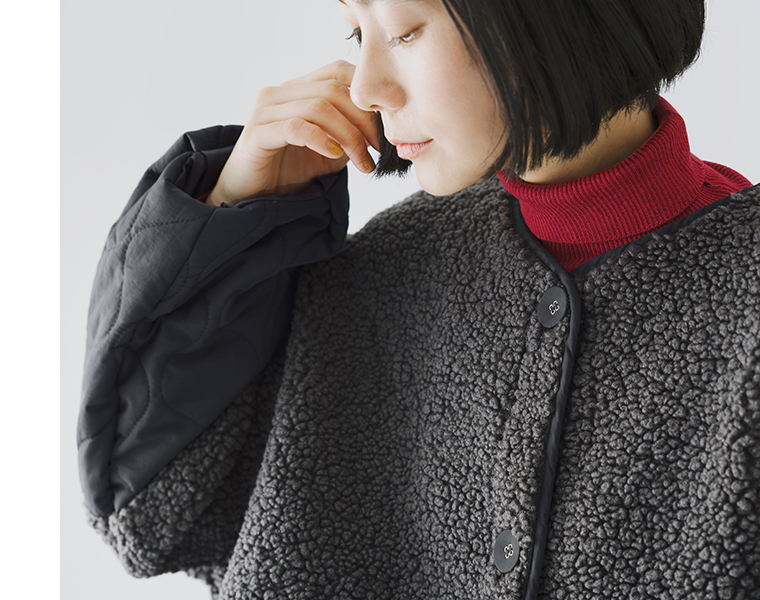 別注｜ボアキルトノーカラーコクーンコート（チャコール）の襟元とボア素材のアップ