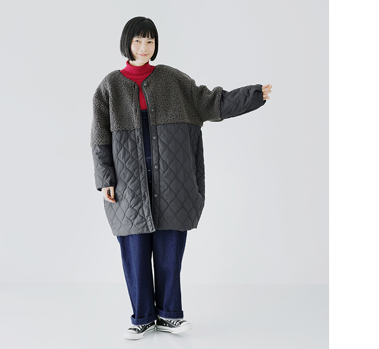 別注｜ボアキルトノーカラーコクーンコート（チャコール）を着た女性の全身正面