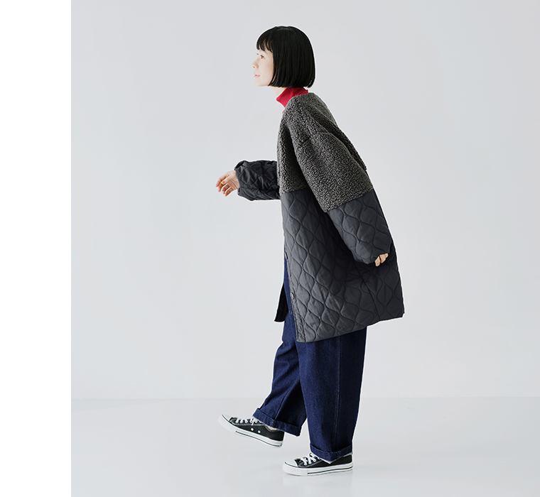 別注｜ボアキルトノーカラーコクーンコート（チャコール）を着た女性の横向き全身