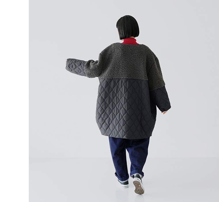 別注｜ボアキルトノーカラーコクーンコート（チャコール）を着た女性の後ろ姿全身