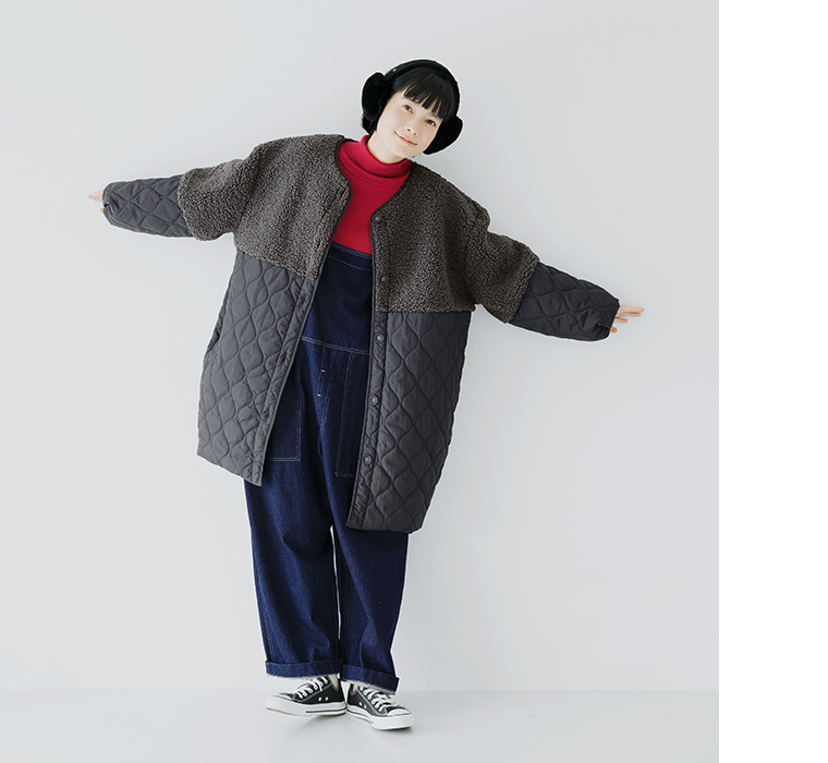 別注｜ボアキルトノーカラーコクーンコート（チャコール）を着た女性の全身コーディネート