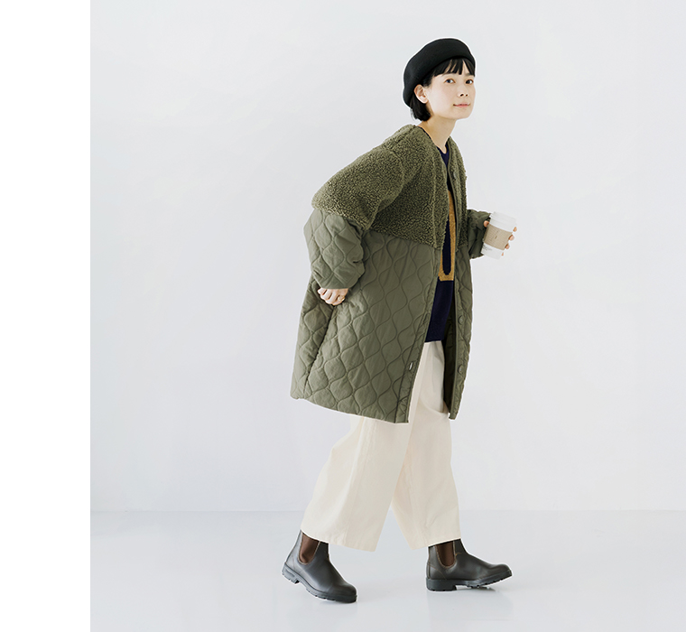 別注｜ボアキルトノーカラーコクーンコート（カーキ）を着てカップを持つ女性の全身コーディネート