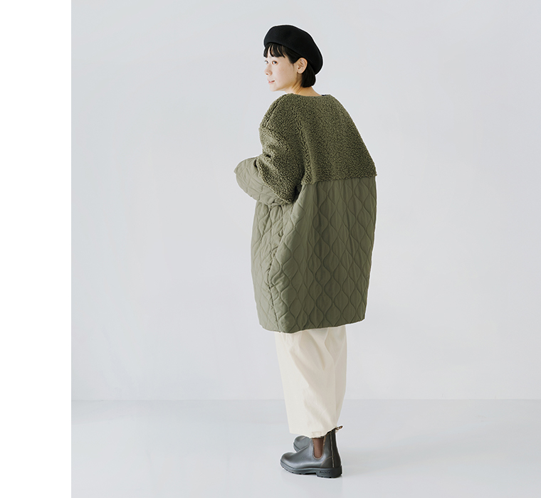 別注｜ボアキルトノーカラーコクーンコート（カーキ）を着た女性の後ろ姿のコーディネート
