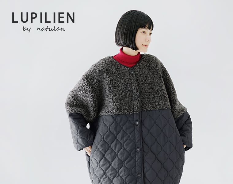 LUPILIEN by natulanの別注｜ボアキルトノーカラーコクーンコート（チャコール）を着用した女性の上半身正面コーディネート
