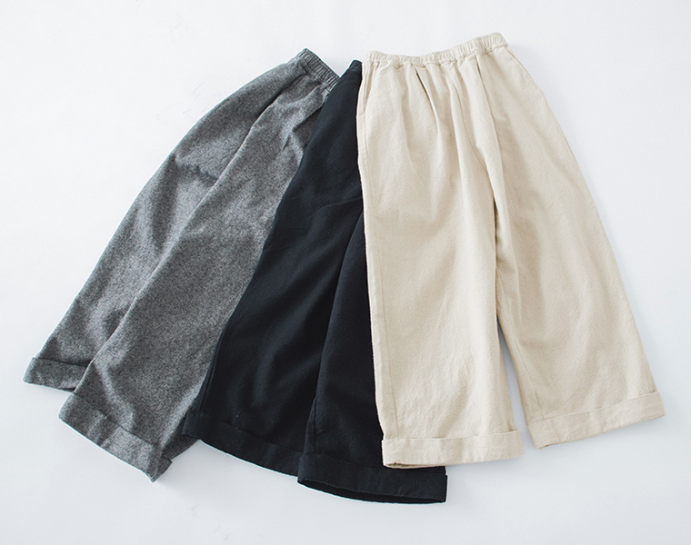 コットンリネン起毛ツイルタックワイドパンツのカラー展開（グレー・ブラック・ナチュラル）