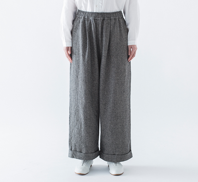 コットンリネン起毛ツイルタックワイドパンツ（グレー）の正面シルエット