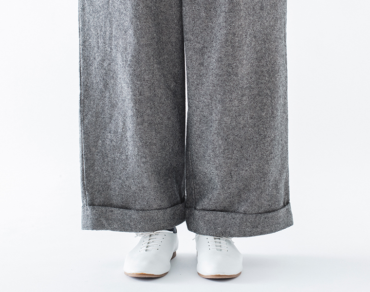 コットンリネン起毛ツイルタックワイドパンツ（グレー）の裾シルエット