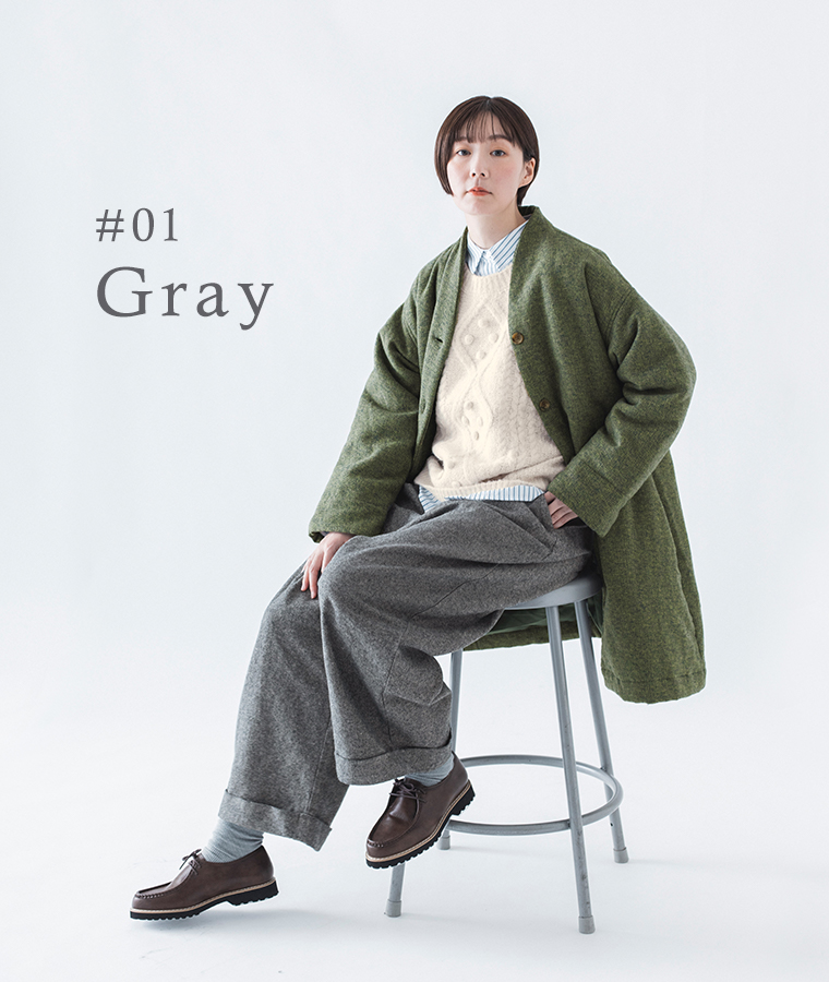 コットンリネン起毛ツイルタックワイドパンツ（グレー）を着た女性の着用コーディネート