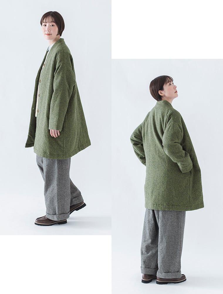 コットンリネン起毛ツイルタックワイドパンツ（グレー）を着た女性のサイドシルエット