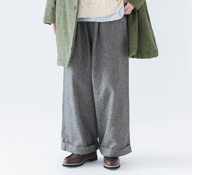 コットンリネン起毛ツイルタックワイドパンツ（グレー）の着用時の裾まわり