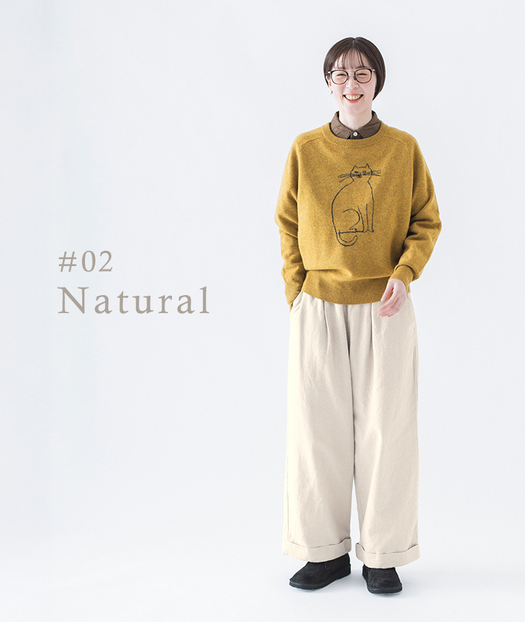 コットンリネン起毛ツイルタックワイドパンツ（ナチュラル）を着たモデルの正面コーディネート