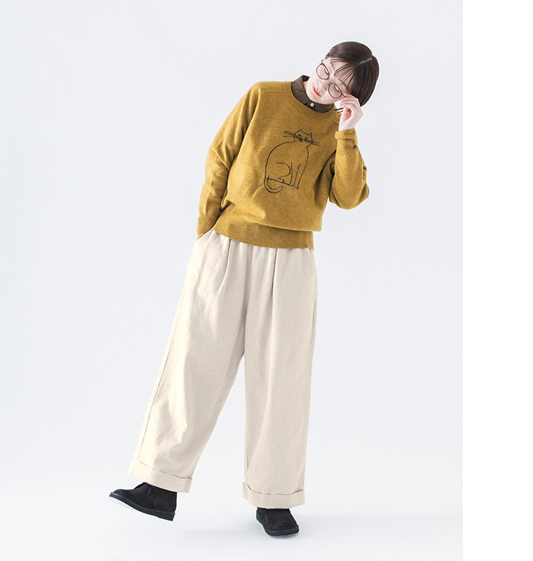 リバーシブルキルティングジャケット（ブラック）を着た女性の横向き・後ろ姿コーディネート